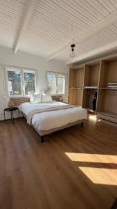 En eller flere senge i et værelse på Villa Mas Al Raparou