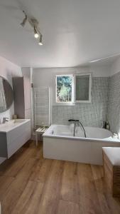 Et badeværelse på Villa Mas Al Raparou + 9 billeder