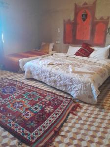 Giường trong phòng chung tại Hotel merzouga +12 ảnh