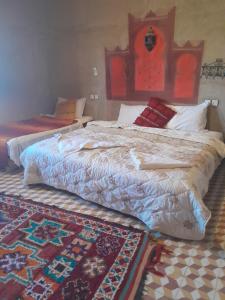Giường trong phòng chung tại Hotel merzouga
