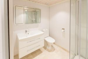 ein weißes Badezimmer mit Waschbecken und Toilette in der Unterkunft Stranda Fjellgrend 3 bedrooms and loft - 80D in Stranda + 12 Fotos