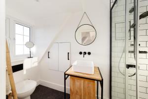a bathroom with a sink and a toilet at Oxfordshire Country Escape, 3 Bed Getaway in Long Wittenham +46 photos
