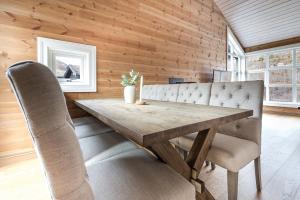 ein hölzernes Esszimmer mit einem Holztisch und Stühlen in der Unterkunft Stranda Fjellgrend 3 bedrooms and loft - 80D in Stranda