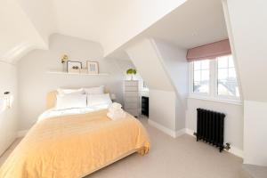 a bedroom with a bed with a yellow blanket at Oxfordshire Country Escape, 3 Bed Getaway in Long Wittenham