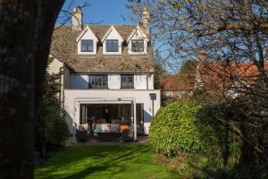 a large white house with a large garage at Oxfordshire Country Escape, 3 Bed Getaway in Long Wittenham