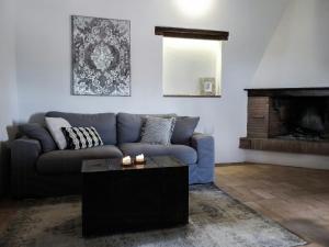 un soggiorno con un divano e un tavolino da caffè di Panoramic Apartment In 17Th Century Farmhouse a Villa del Monte