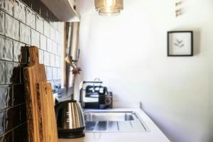 un bancone da cucina con lavello e fornello di Panoramic Apartment In 17Th Century Farmhouse a Villa del Monte