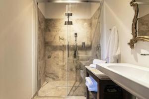 Phòng tắm tại Panoramic Apartment In 17Th Century Farmhouse +33 ảnh