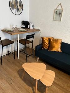 un salon avec un canapé et une table dans l'établissement Studio - Le Bourgogne 21, à Orléans