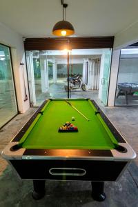 浦那Tribe Moro Balewadi的房间中间的一张台球桌