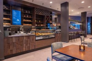 un restaurante con mesas y una barra con comida en Myrkdalen Resort Hotel, en Myrkdalen 