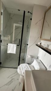 Phòng tắm tại Laya Resort - Forest View Studio