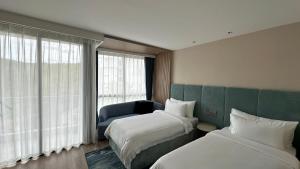 Giường trong phòng chung tại Laya Resort - Forest View Studio +5 ảnh