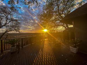 Η ανατολή ή δύση του ηλίου όπως φαίνεται από αυτό το καταφύγιο ή από εκεί κοντά