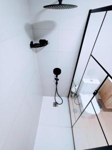 En eller flere senge i et værelse på Cozy & Terrace Apartament5