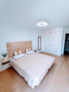 En eller flere senge i et værelse på Cozy & Terrace Apartament5 + 9 billeder