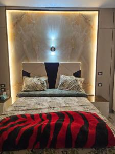 Postel nebo postele na pokoji v ubytování signature house Luxor