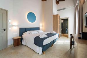 A bed or beds in a room at Hotel San Lorenzo Boutique Catedral