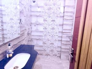 baño con lavabo y pared de cristal en Star Inn, en Jāmb