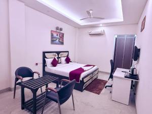 Un dormitorio con una cama y una mesa y sillas. en Star Inn, en Jāmb 3 fotos más