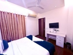 Un dormitorio con cama, escritorio y televisión. en Star Inn, en Jāmb