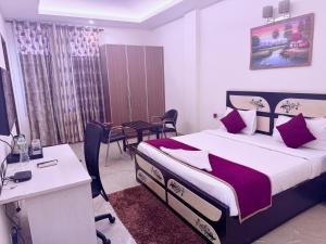 Un dormitorio con una cama, una mesa y un escritorio. en Star Inn, en Jāmb