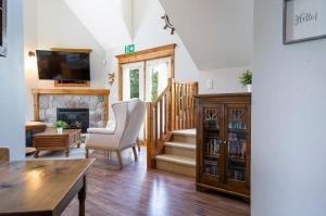 un soggiorno con scala e camino di Still Winds - Private Patio - Shuttle to Blue a Collingwood