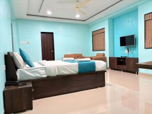 Televiisor ja/või meelelahutuskeskus majutusasutuses Hotel Bramha Inn Aundh Wakad Rooms Restaurant Banquet