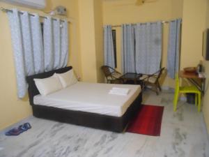 En eller flere senge i et værelse på Jeetaverse Hospitality Services Limited