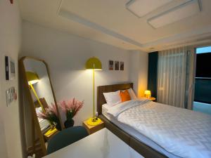 Ένα ή περισσότερα κρεβάτια σε δωμάτιο στο 스테이 윤 써밋베이1009