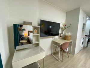 Μια τηλεόραση ή/και κέντρο ψυχαγωγίας στο 스테이 윤 써밋베이1009