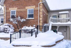 una casa con la neve per terra davanti di Snowy Mountain Summit & Sol - Shuttle - Patio a Collingwood Altre 39 foto