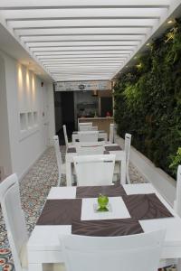 ein Restaurant mit weißen Tischen und weißen Stühlen in der Unterkunft Casa Hotel Boyaca Real in Bogotá