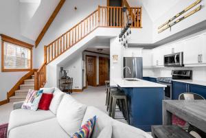 Køkken eller tekøkken på Lookout Lodge - Private Patio - Shuttle to Blue