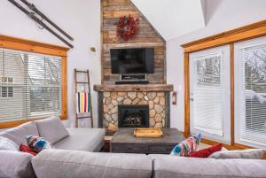 Et opholdsområde på Lookout Lodge - Private Patio - Shuttle to Blue