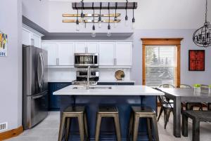 Køkken eller tekøkken på Lookout Lodge - Private Patio - Shuttle to Blue + 41 billeder