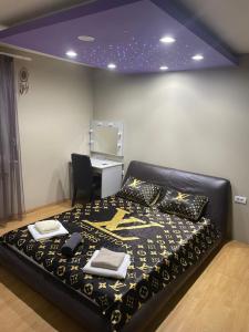 een slaapkamer met een bed en een bureau erin bij Panorama Bulevar Delta Planet, free parking in Niš