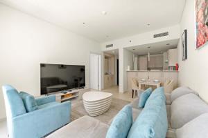 TV/trung tâm giải trí tại Stylish 1BR in Palm Jumeirah with Rooftop Pool