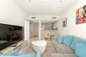 TV/trung tâm giải trí tại Stylish 1BR in Palm Jumeirah with Rooftop Pool