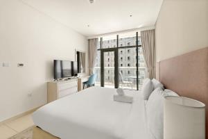 Giường trong phòng chung tại Stylish 1BR in Palm Jumeirah with Rooftop Pool +10 ảnh