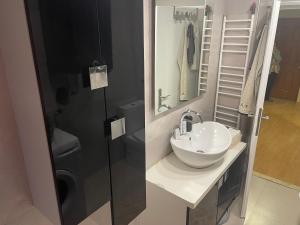 Un baño con un lavabo blanco y un espejo. en Panorama Bulevar, en Niš 10 fotos más