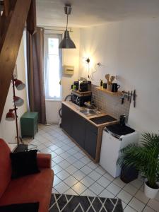 Kuchyň nebo kuchyňský kout v ubytování Les Fontaines