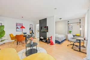 a living room with a bedroom and a bed at Goldstadt Fancy Apartment in Pforzheim