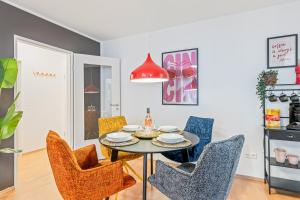 a dining room with a table and chairs at Goldstadt Fancy Apartment in Pforzheim