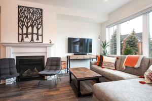 ein Wohnzimmer mit Sofa und Kamin in der Unterkunft Luxury Townhome - Private Patio Shuttle Trails in Collingwood