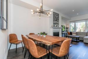 ein Esszimmer mit einem Holztisch und Stühlen in der Unterkunft Luxury Townhome - Private Patio Shuttle Trails in Collingwood