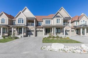 ein großes Haus mit einer Auffahrt davor in der Unterkunft Luxury Townhome - Private Patio Shuttle Trails in Collingwood