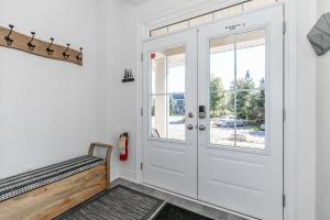 eine weiße Haustür mit einer Bank daneben in der Unterkunft Luxury Townhome - Private Patio Shuttle Trails in Collingwood + 70 Fotos