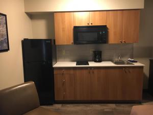 Aspen Suites Hotel Anchorage North的厨房或小厨房