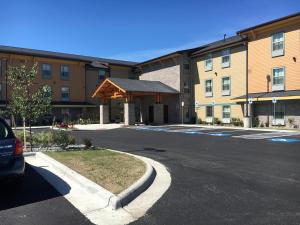 安克雷奇Aspen Suites Hotel Anchorage North的建筑物前的空荡街道